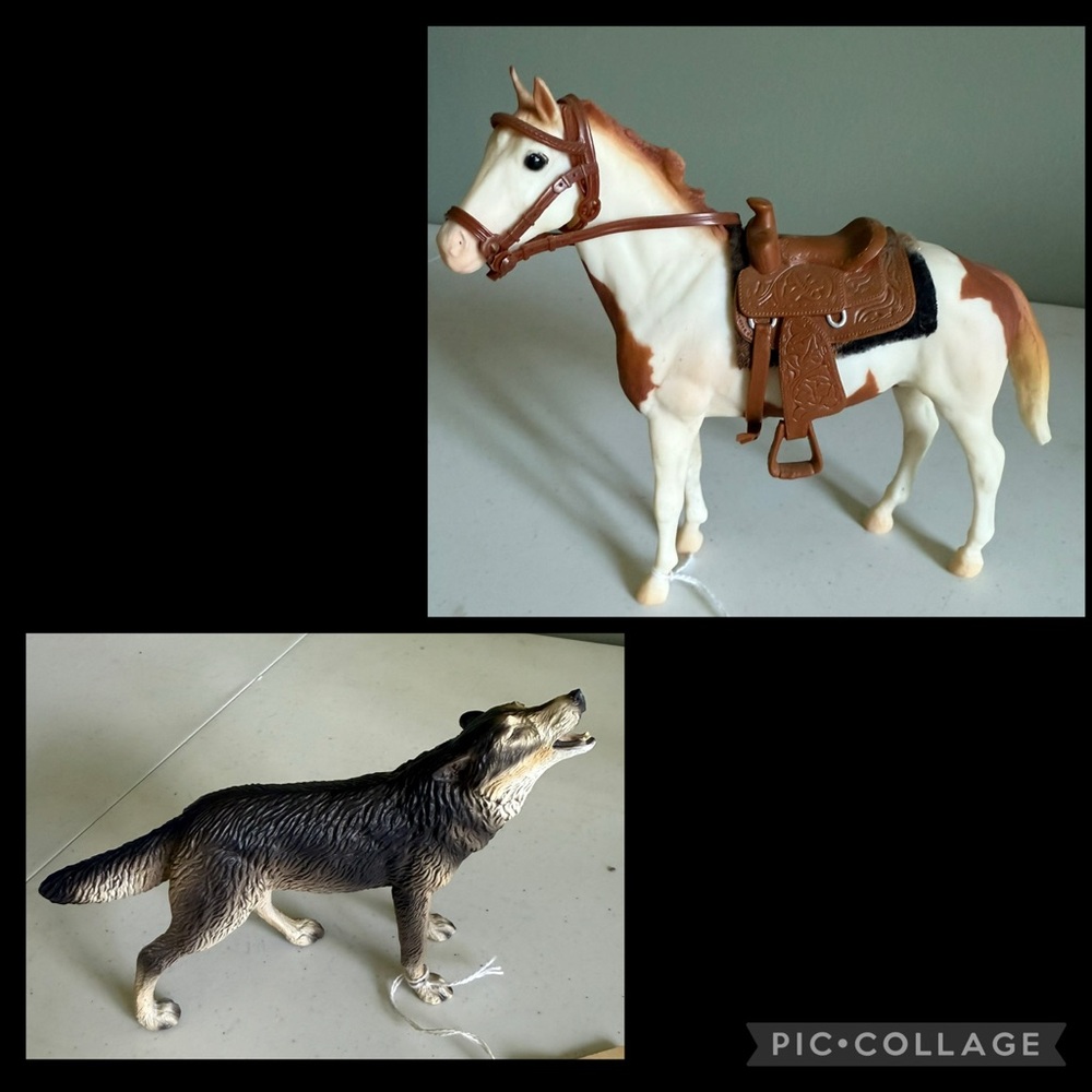Breyer America's Wild Mustangs - Sacred Medicine Hat Stallion with Gray Wolf